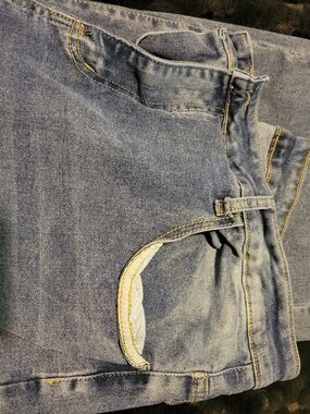 Classic Light Wash Denim Jeans - Blue